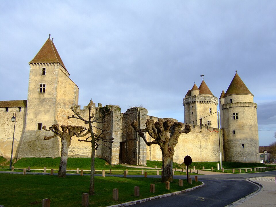 Blandy-les-Tours : de forteresse frontalière à ferme oubliée, puis à musée