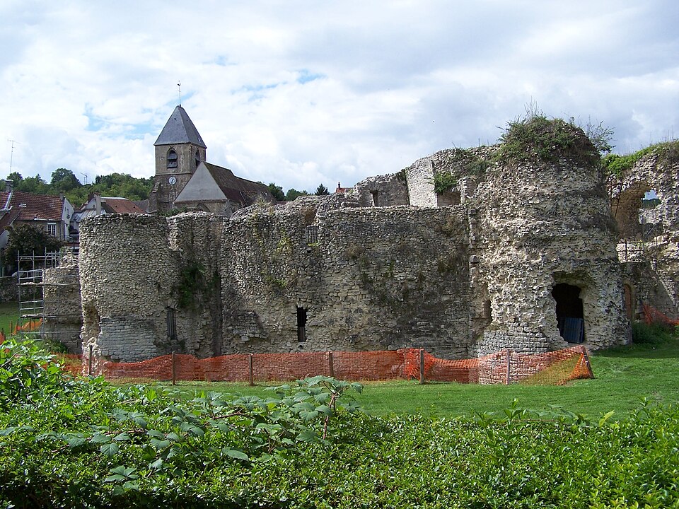 Die Ruinen der mittelalterlichen Burg Beynes in den Yvelines mit ihren Türmen und Wehrmauern