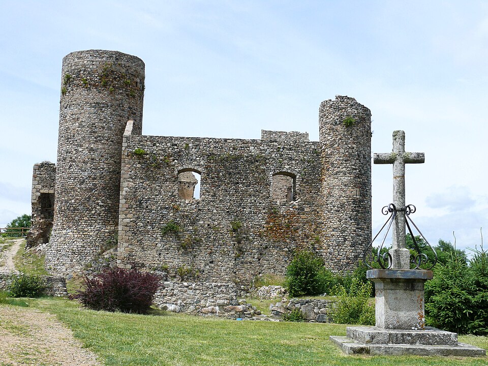 Champoly : les Cornes d'Urfé, forteresse en péril, décrochent 378 973 € pour renaître
