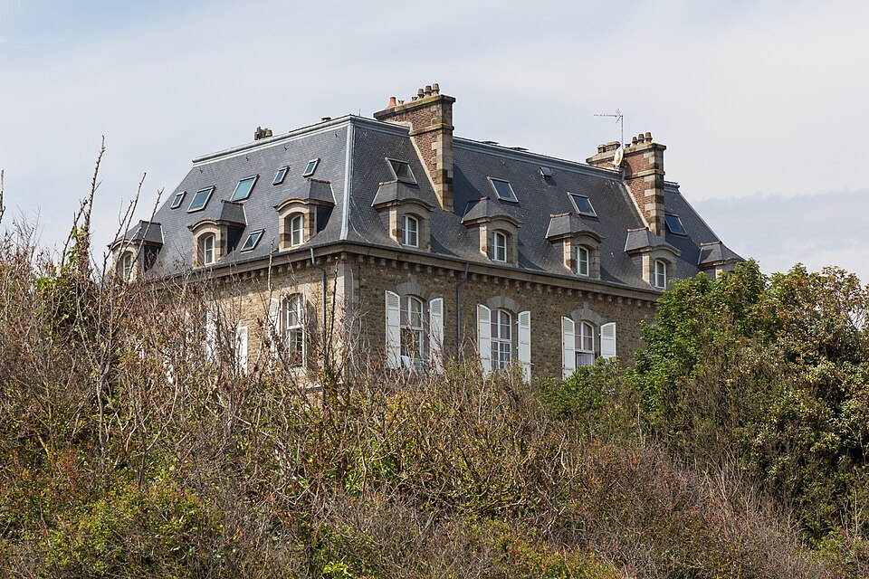 De résidence face à la mer à aérium : les étonnantes vies du Château Hébert à Dinard