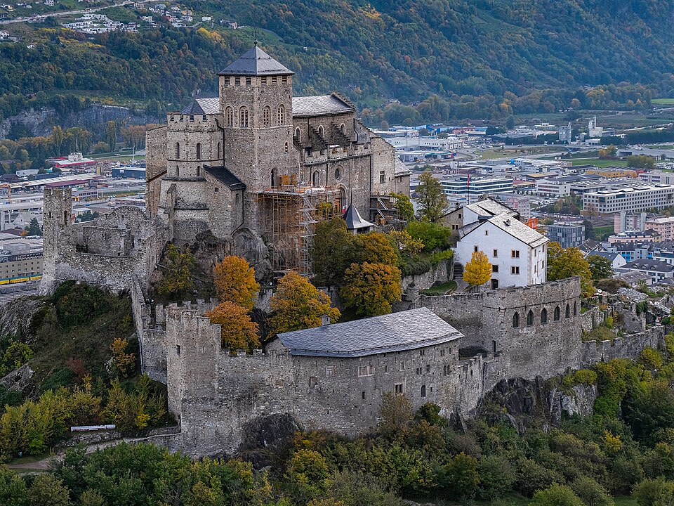 Der Hügel von Valère mit seiner befestigten Basilika, gesehen von den Ruinen Tourbillons in Sitten
