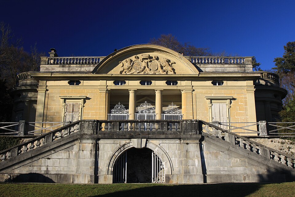 Façade du château de La Poya, villa néo-palladienne près de Fribourg