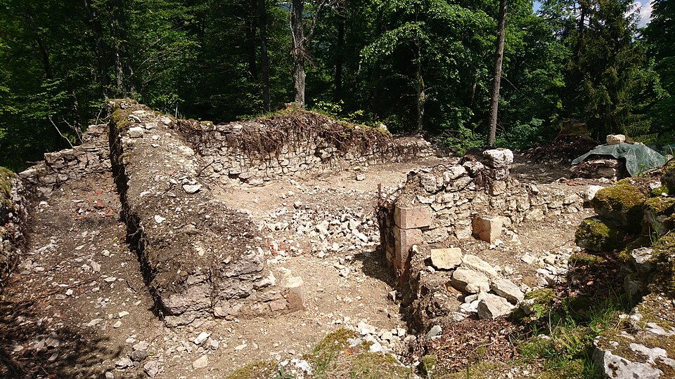 Le Château, ruines du château de Rochefort - Moyen Age