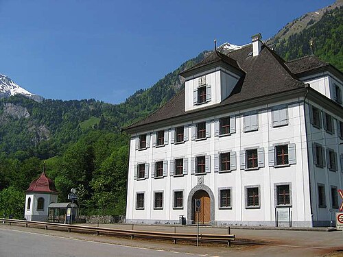Herrenhaus in Grafenort mit Gartenpavillon