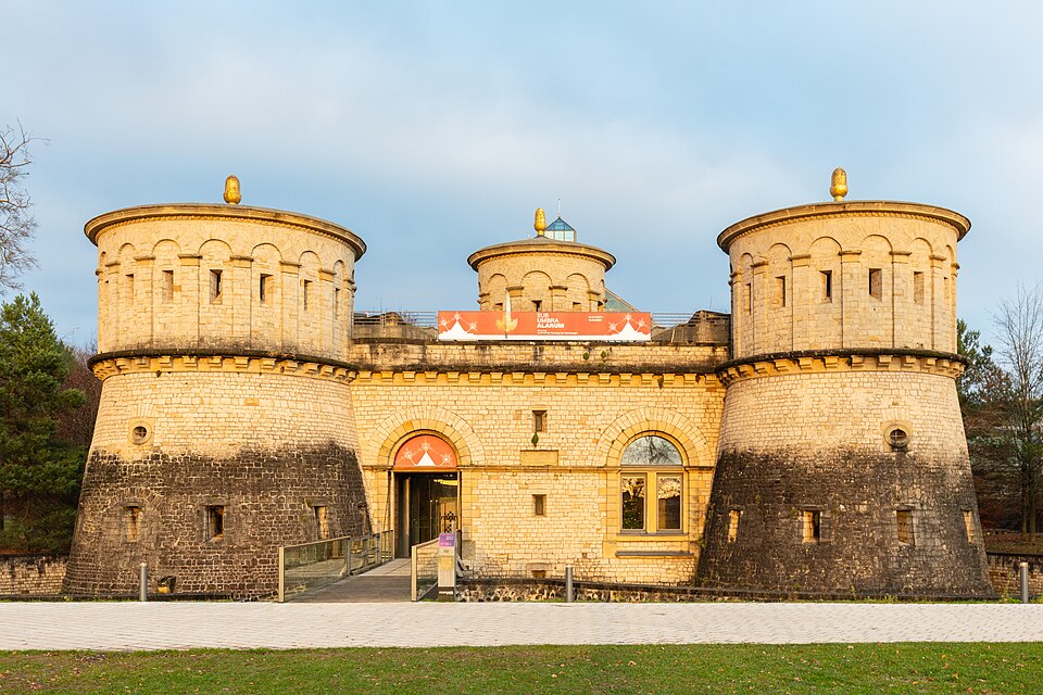 Les trois tours rondes du fort Thüngen, coiffées de glands de pierre, sur le plateau du Kirchberg à Luxembourg