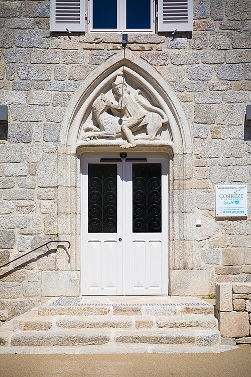porte provenant des ruines du château de Ventadour
