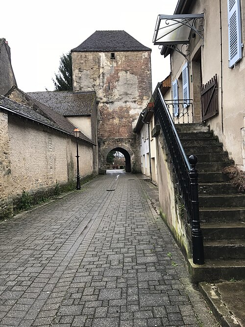 tour porte de Rochefort-sur-Nenon