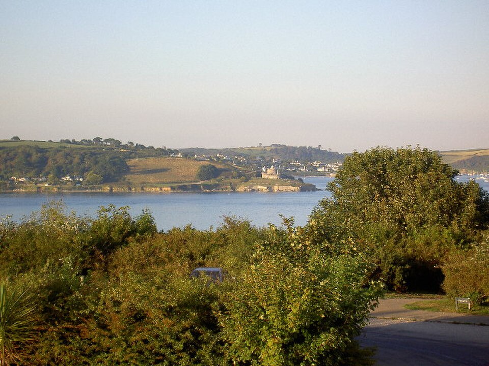 El castillo de St Mawes visto desde Falmouth, al otro lado del estuario del río Fal