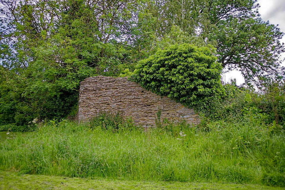 Bishop's Castle (remains)