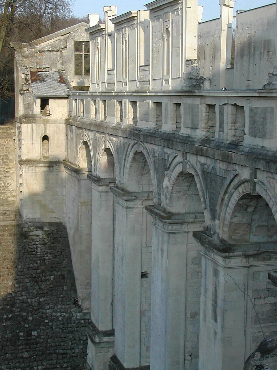 Ruines et pont-galerie du château de Fère-en-Tardenois