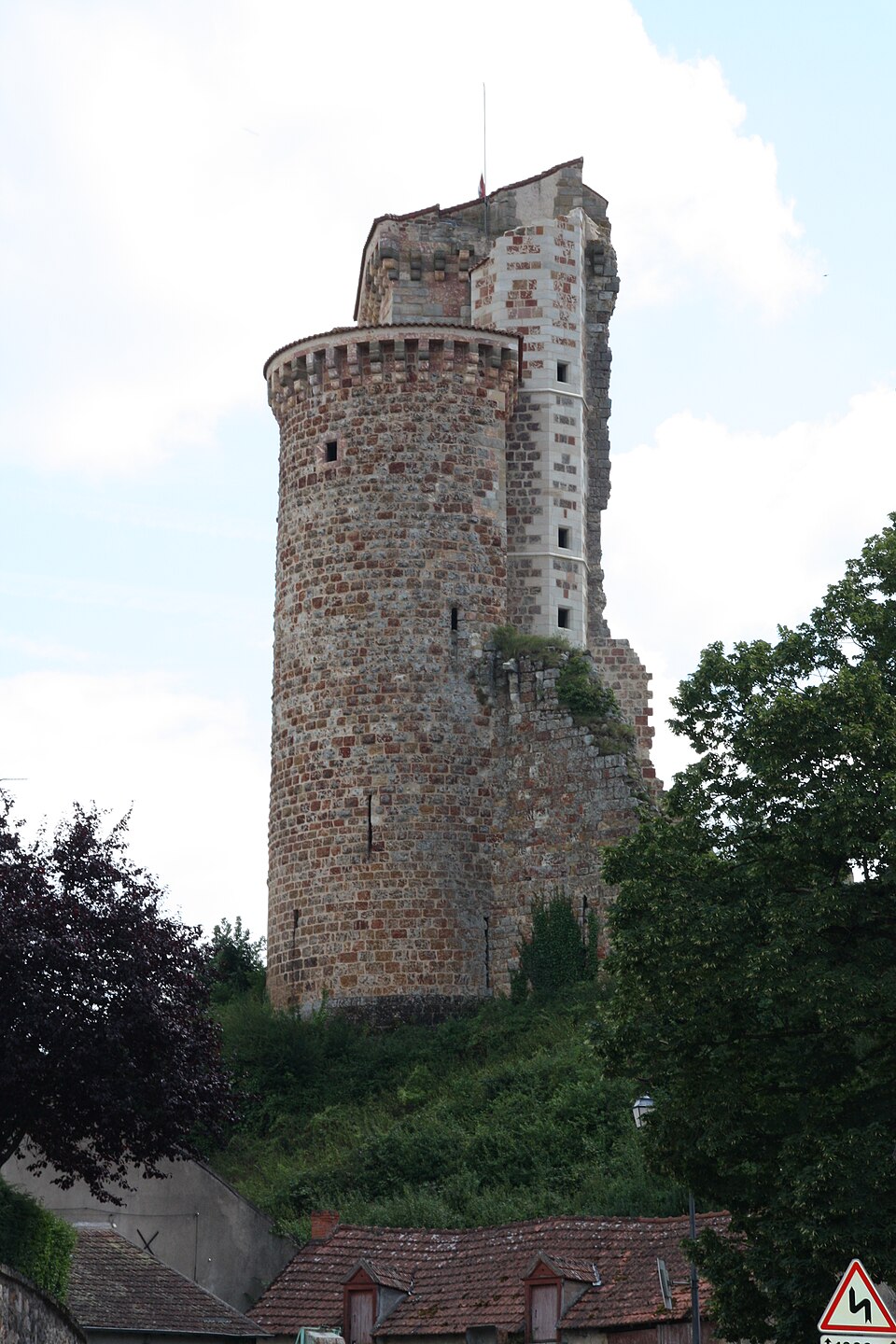 Die Ruinen der Burg Hérisson, Türme aus Sandstein, die über dem Ort und dem Tal der Aumance im Allier thronen