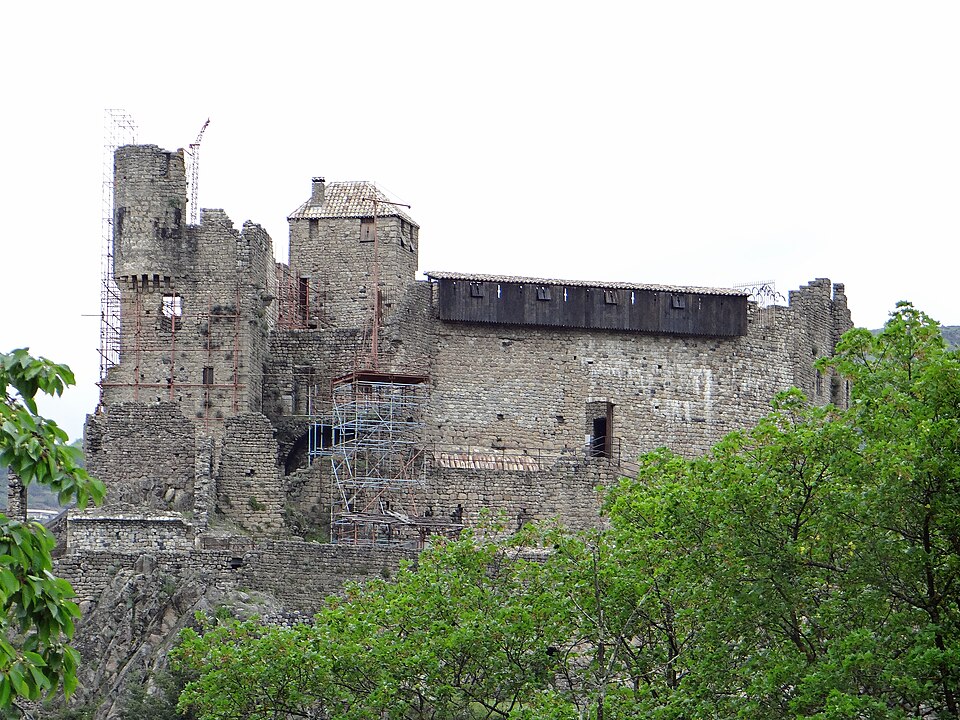 Castagnades 2026 : cinq châteaux d'Ardèche à associer aux fêtes de la châtaigne