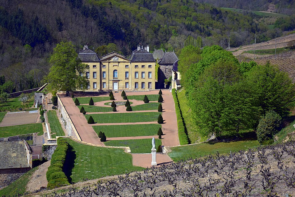 Castillo de La Roche en Jullié, casa señorial con pabellones en las esquinas en medio de los viñedos del Beaujolais