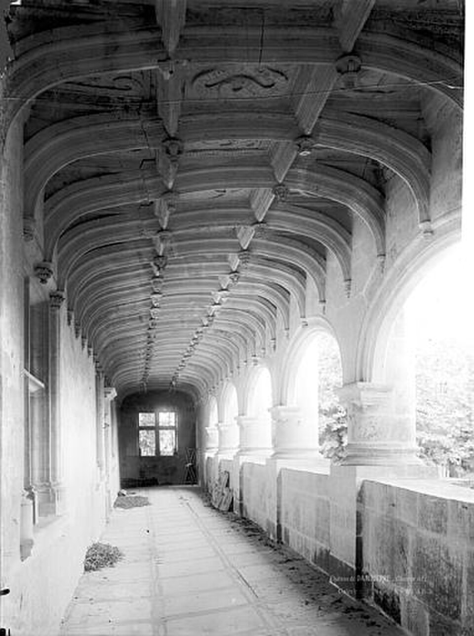 Galerie Renaissance à caissons sculptés du château de Dampierre-sur-Boutonne, photographie ancienne